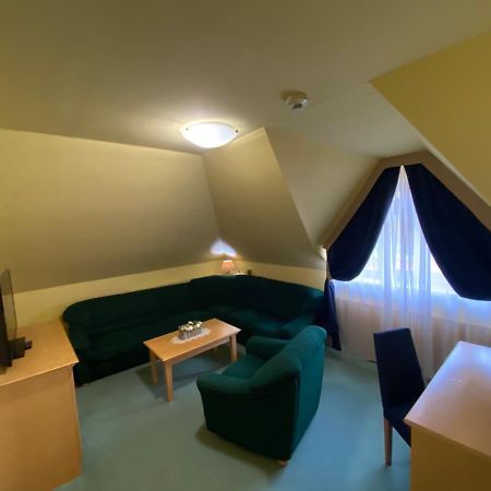 Nová Dubnica Parkhotel Na Baracke מראה חיצוני תמונה